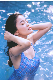 女人两腿张开的样子图